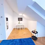 Simply Five Apartment